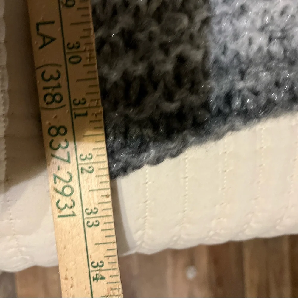 Elegant Black and Gray Knit Scarf‎ small pull see pic